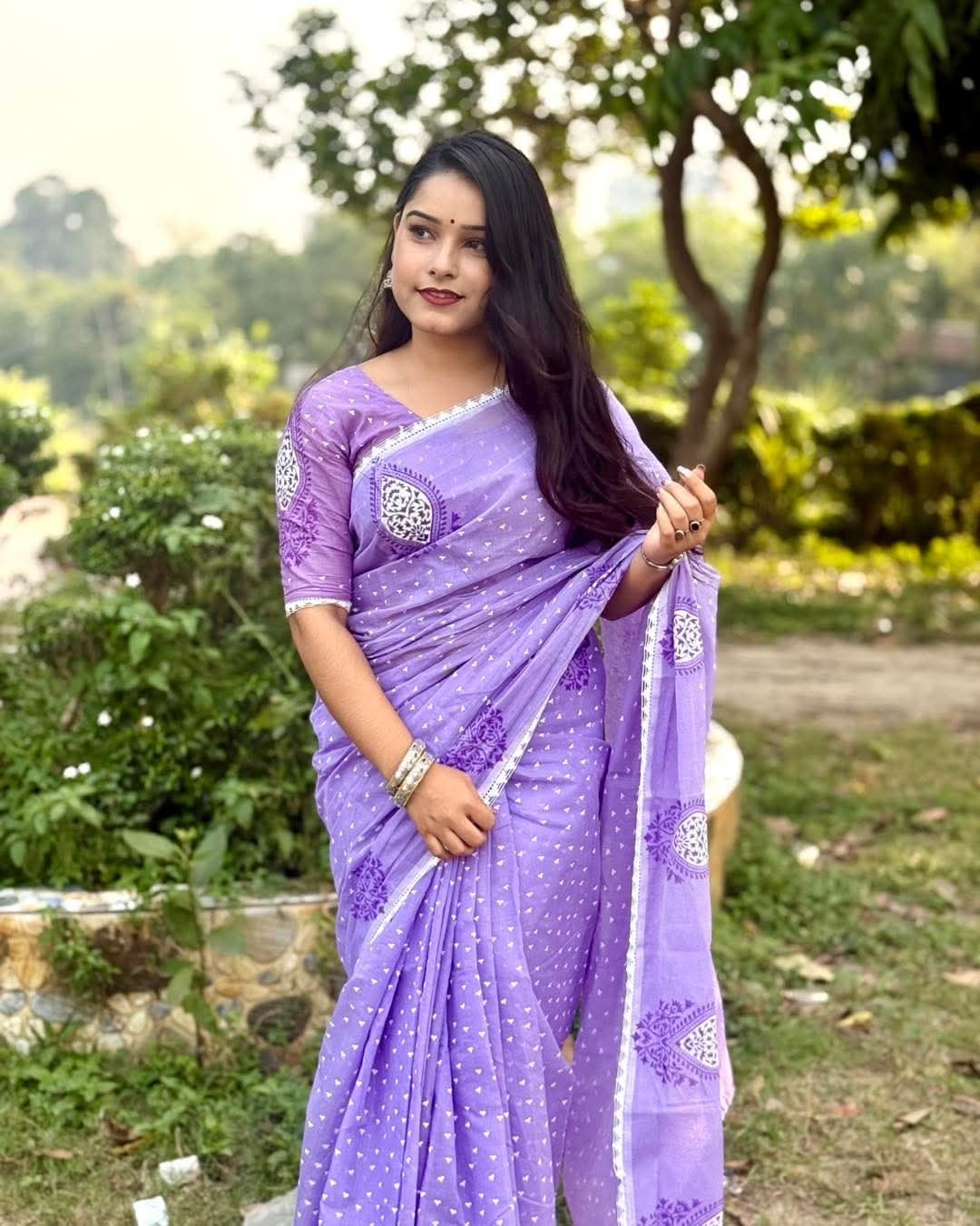 লেইস লাগানো  স্কিন প্রিন্ট শাড়ি + ভয়েল কাপড় এর ব্লাউজ পিচসহ