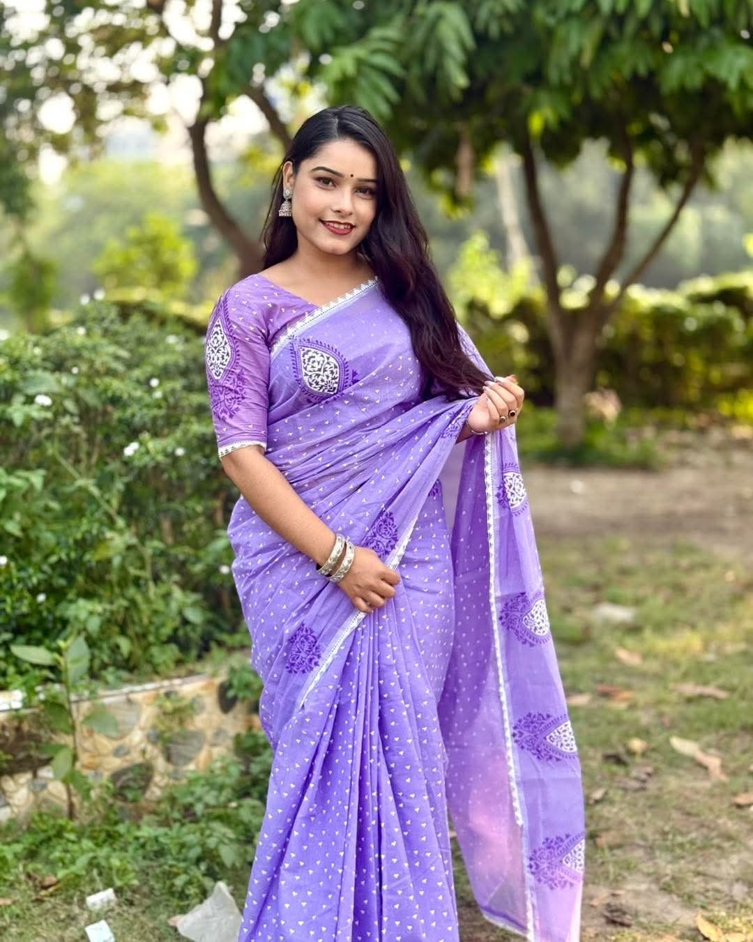 লেইস লাগানো  স্কিন প্রিন্ট শাড়ি + ভয়েল কাপড় এর ব্লাউজ পিচসহ